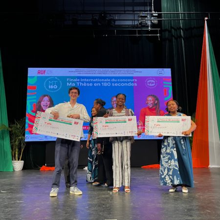 Le doctorant belge Antoine Ide remporte le prix 1er prix du jury lors de la finale internationale de « Ma thèse en 180 secondes »